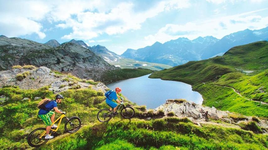 Realp-Andermatt 3,5 Locali Giardino Privato In Mezzo La Natura, Spettacolare Per Appassionati Montanbike, Pesca Ecc In Inverno Fai Sci Di Fondo Dal Giardino E Con Il Treno Davanti A Casa Si Raggiunge In 5Min Il Comprensorio Scistico Di Andermatt Exterior foto